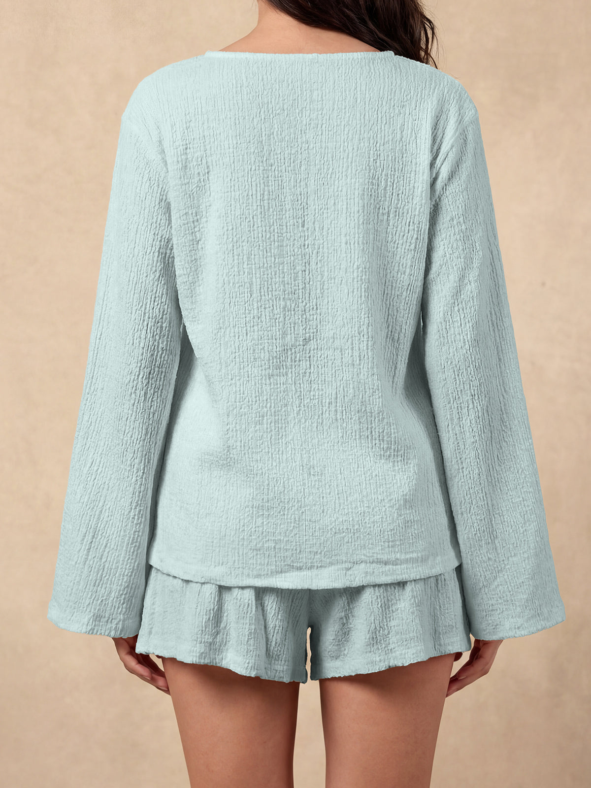 Ensemble short deux pièces de villégiature à taille haute avec chemisier noué et tissu froissé chic