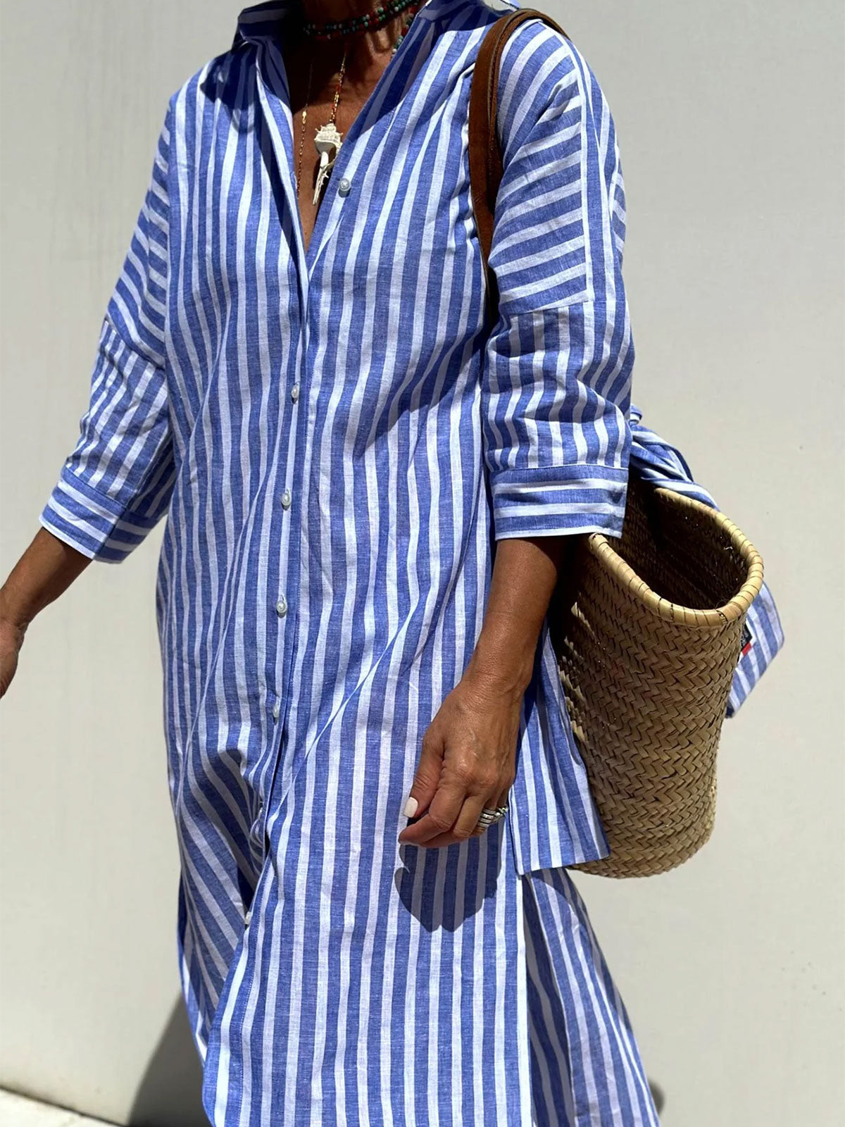 Robe midi chemise de villégiature à col, boutons, manches mi-longues et fente avec imprimé]