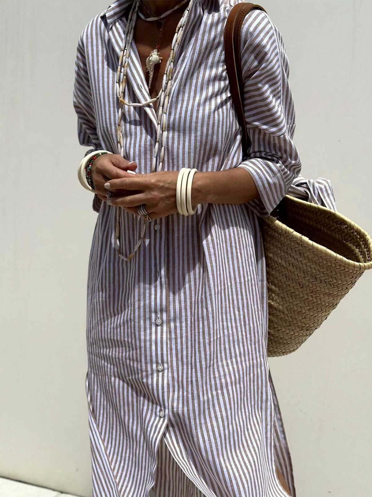 Robe midi chemise de villégiature à col, boutons, manches mi-longues et fente avec imprimé]