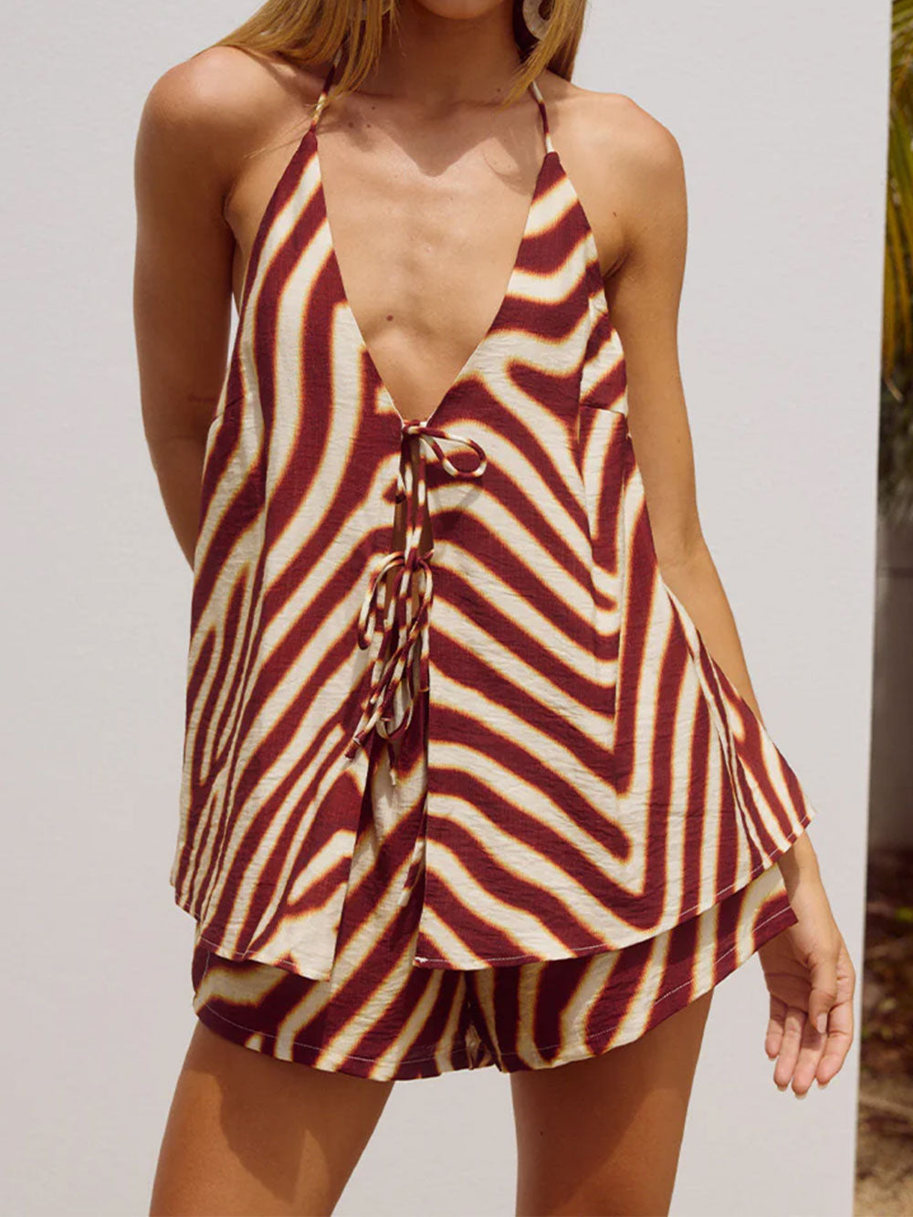 Ensemble short deux pièces de villégiature à taille haute avec rayures contrastées et col halter à nouer